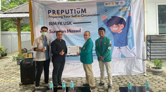 Dekan Fakultas Kedokteran (FK) Universitas Syiah Kuala (USK), Prof. Dr. dr. Maimun Syukri, Sp.PD membuka acara kegiatan sunatan massal, Sabtu (22/10/2022). Foto: Dok. BEM FK USK