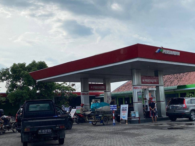Antrean SPBU di Kabupaten Kediri. (Sumber: Foto pribadi)