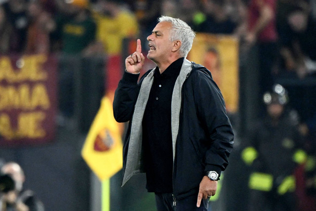 Pelatih AS Roma Jose Mourinho bereaksi saat pertandingan AS Roma vs Napoli di Stadio Olimpico, Roma, Italia, Minggu (23/10/2022). Foto: Alberto Lingria/REUTERS