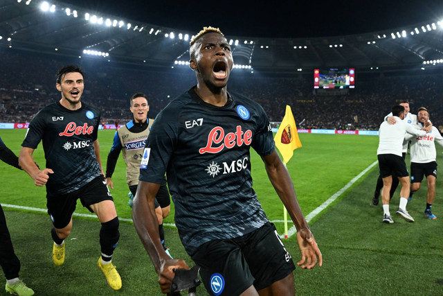 Pemain Napoli Victor Osimhen merayakan gol pertamanya saat hadapi AS Roma di Stadio Olimpico, Roma, Italia, Minggu (23/10/2022). Foto: Alberto Lingria/REUTERS