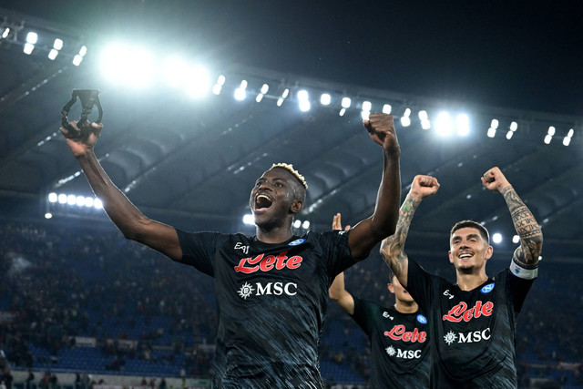 Pemain Napoli Victor Osimhen dan Giovanni Di Lorenzo melakukan selebrasi usai pertandingan saat hadapi AS Roma di Stadio Olimpico, Roma, Italia, Minggu (23/10/2022). Foto: Alberto Lingria/REUTERS