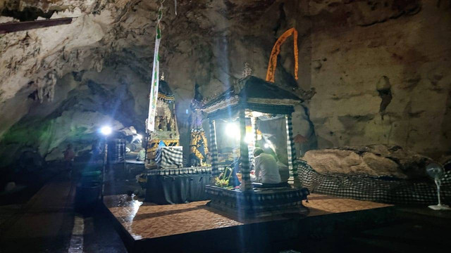 Suasana di Pura Giri Putri - WIB