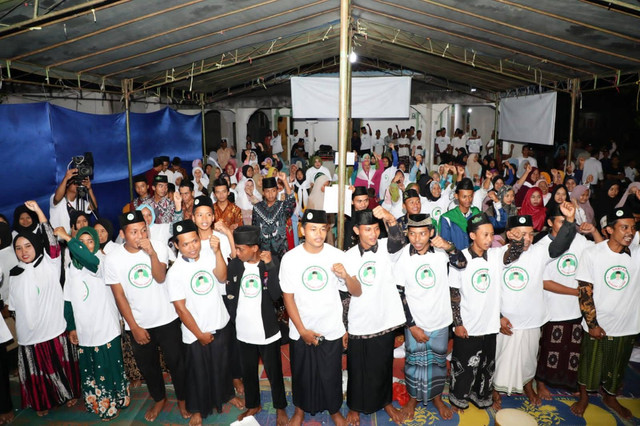 Ratusan santri dan pemuka agama di Desa Peracak Jaya, Kecamatan Jaya Pura, Kabupaten Kabupaten Ogan Komering Ulu Timur mendukung Ganjar Pranowo dalam pemilihan presiden 2024. Foto: Dok. Istimewa