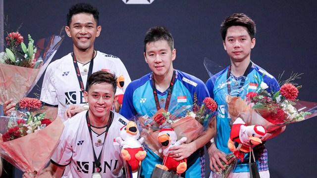 Fajar Alfian/Rian Andrianto (kiri) dan Marcus Gideon/Kevin Sanjaya (kanan) di podium Denmark Open 2022, Arena Fyn, Odense, Denmark, Minggu (23/10). Foto: PBSI.