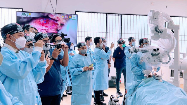 Prof. dr. Muhammad Thohar Arifin, PhD, PA.,Sp.BS(K) memberikan materi bedah kasus epilepsi