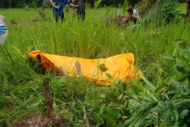 Polisi saat mengevakuasi jasad pria tanpa identitas di Nias Selatan. Foto: Dok. Polres Nias Selatan