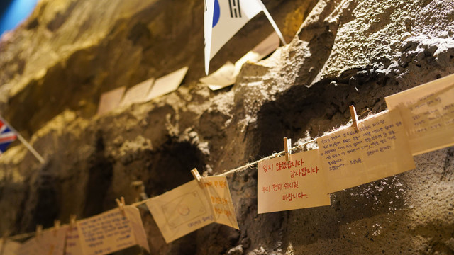 Busan/ Ilustrasi kata kata untuk bias, foto oleh yeonhee di Unsplash