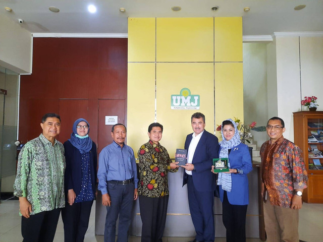 Wakil Dekan I FISIP UMJ Amin Thohari M.Si menyerahkan plakat Fisip ke Abdulhakim Idris, Direktur Eksekutif Center for Uyghur Studies