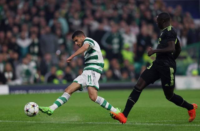 Pemain Celtic Liel Abada menembak ke gawang Real Madrid saat pertandingan di Celtic Park, Glasgow, Skotlandia, Inggris pada Selasa (6/9/2022). Foto: Russell Cheyne/Reuters
