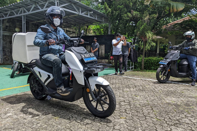 Charged Indonesia kenalkan tiga sepeda motor listrik dengan sistem berlangganan di Indonesia. Foto: Sena Pratama/kumparan