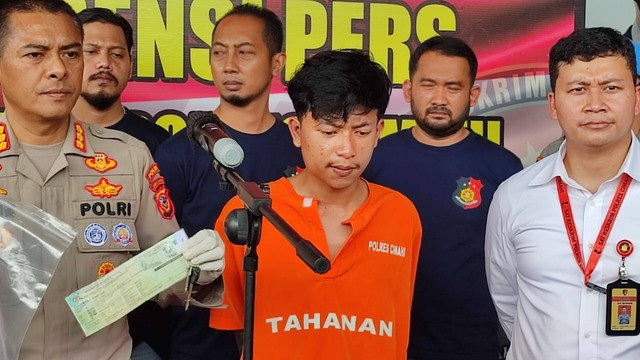 Pers rilis kasus penusukan pada bocah Cimahi di Mapolres Cimahi pada Senin (24/10/2022). Foto: Rachmadi Rasyad/kumparan