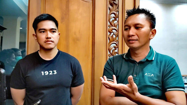 Direktur Persis Solo, Kaesang Pangarep bersama Presiden Persebaya, Azrul Ananda usai audiensi dengan Wali Kota Solo, Gibran Rakabuming, Senin (24/10/2022). FOTO: Fernando Fitusia