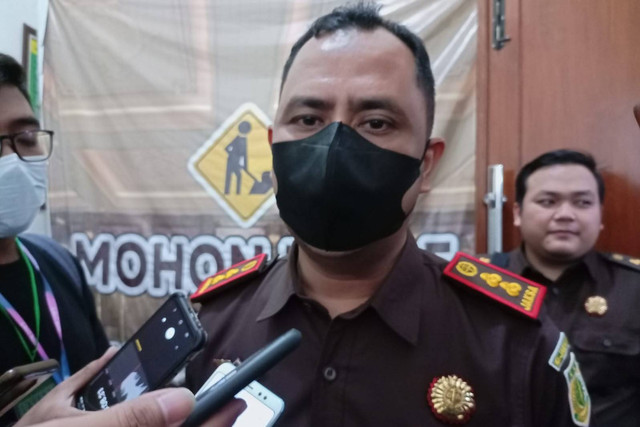 Kepala Kejaksaaan Negeri (Kajari) Jombang sekaligus JPU Tengku Firdaus menyampaikan hasil sidang replik kasus pencabulan santriwati terhadap terdakwa Moch Subchi Azal Tsani (MSAT) atau Mas Bechi di Pengadilan Negeri (PN) Surabaya, Senin (24/10/2022). Foto: Farusma Okta Verdian/kumparan