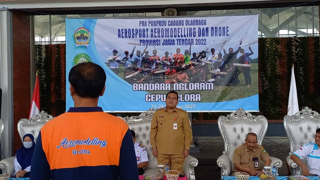 Bupati Blora Arief Rohman, saat membuka Pra Porprov Jateng 2022, cabor aeromodelling, di Bandara Ngloram, Blora.Senin (24/11/2022) (Foto: Priyo BeritaBojonegoro)