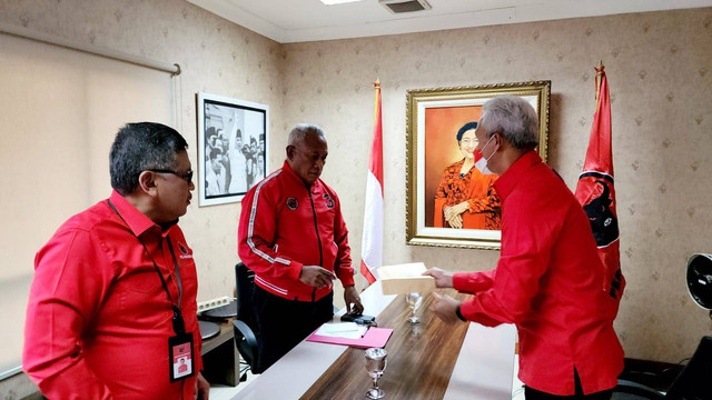 Gubernur Jateng, Ganjar Pranowo tiba di DPP PDIP, Jl Diponegoro disambut Sekjen Hasto Kristiyanto dan Ketua DPP Bidang Kehormatan Komaruddin Watubun. Foto: PDIP