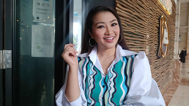 Fitri Carlina dalam konferensi pers Tak Kenal Maka Tak Goyang di Mega Kuningan, Jakarta Selatan, Kamis (20/10/2022). Foto: Giovanni/kumparan