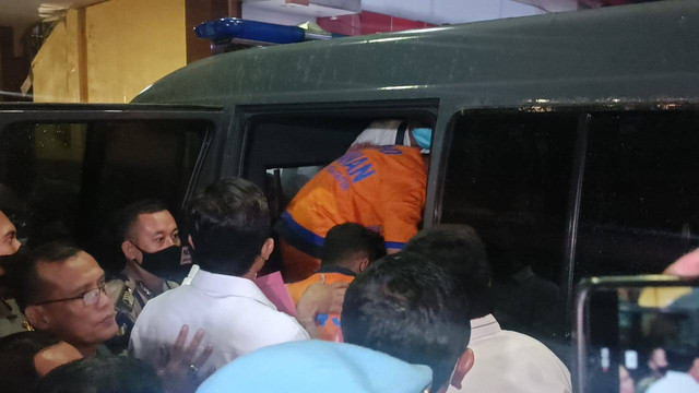 Enam tersangka tragedi Kanjuruhan Malang saat keluar dari ruang penyidikan Ditreskrimum Polda Jatim menuju mobil tahanan, Senin (24/10/2022). Foto: Farusma Okta Verdian/kumparan