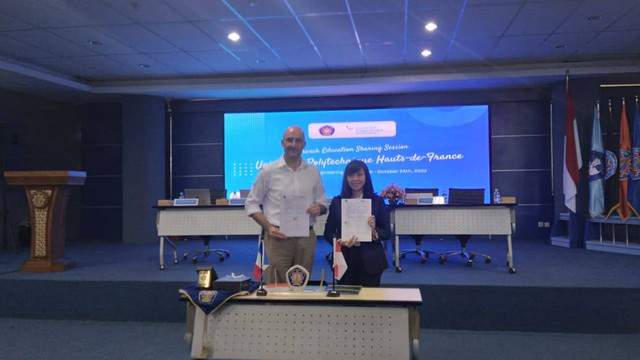 Penandatanganan MoU oleh Jonathan Brindle dan Pudir IV Polinema Ratih Indri Hapsari PhD. Foto / Feni Yusnia