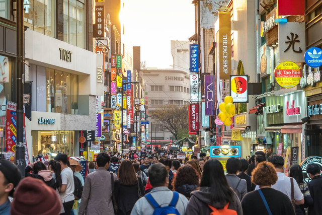 Wisatawan yang memadati kawasan Myeong Dong Street di Korea Selatan. Foto: Shutterstock