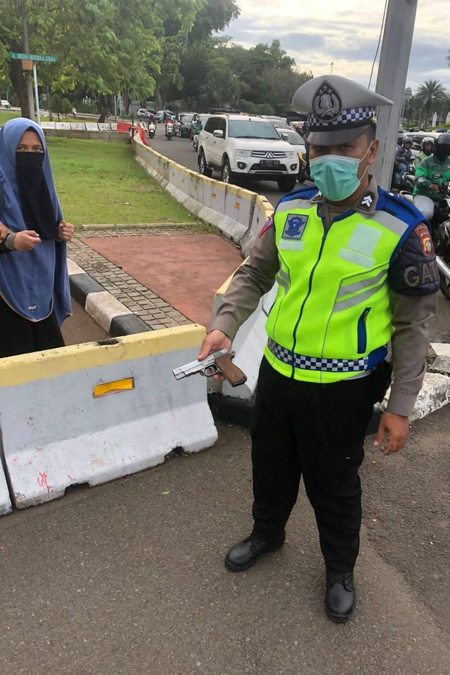 Perempuan bawa senjata api di depan Istana Kepresidenan. Foto: Dok. Istimewa