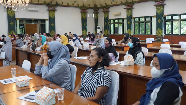 Sejumlah perwakilan Keluarga Penerima Manfaat (KPM) Program Keluarga Harapan (PKH) yang mendapat workshop kemandirian ekonomi. Foto: istimewa