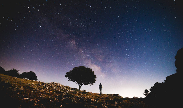 Ilustrasi kata-kata malam yang sunyi, foto oleh Francisco Moreno di Unsplash