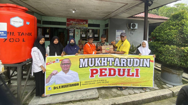 Tenaga Ahli Dapil Mukhtarudin, Ujang Ebot Sabarudin, menyerahkan bantuan untuk korban banjir di Kelurahan Baru, Selasa (25/10/2022). Foto: Lukman Hakim/InfoPBUN