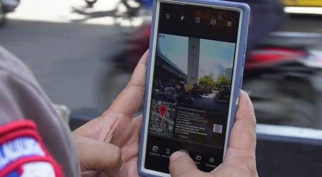 Anggota Polrestabes Makassar mempraktikkan tilang elektronik menggunakan gawai, Selasa (25/10/2022). Foto: Dok. Istimewa