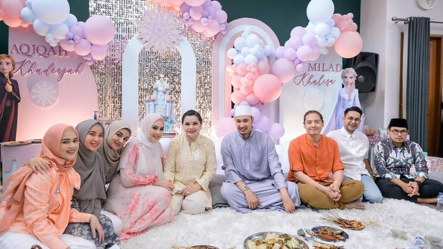 Potret momen akikah anak kedua Kartika Putri.  Foto: Instagram/@kartikaputriworld