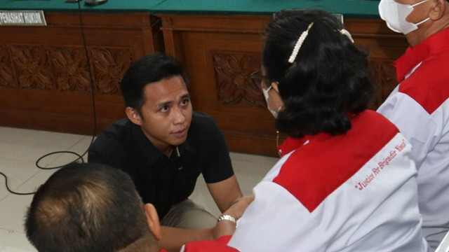 Terdakwa kasus pembunuhan Brigadir Yoshua, Richard Eliezer Pudihang Lumiu (kedua kiri) meminta maaf kepada orang tua korban Samuel Hutabarat (kanan) dan Rosti Simanjuntak (kedua kanan) sebelum mengikuti sidang lanjutan di PN Jakarta Selatan. Foto: Iqbal Firdaus/kumparan