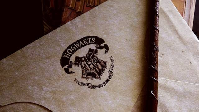 Ilustrasi Dumbledore sebagai kepala sekolah sihir Hogwarts. Foto: unsplash.com/bitu2104