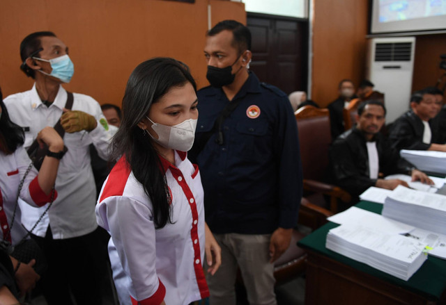 Pacar Brigadir Yosua Vera Simanjuntak menjadi saksi sidang lanjutan kasus pembunuhan Brigadir Yosua dengan terdakwa Richard Eliezer Pudihang Lumiu di PN Jakarta Selatan, Jakarta, Selasa (25/10/2022). Foto: Akbar Nugroho Gumay/ANTARA FOTO