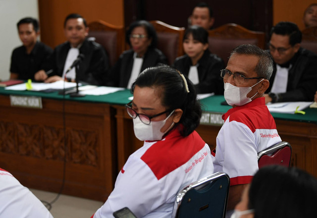 Orang tua Brigadir Yosua Samuel Hutabarat (kanan) dan Rosti Simanjuntak menjadi saksi dalam sidang lanjutan kasus pembunuhan Brigadir Yosua dengan terdakwa Richard Eliezer Pudihang Lumiu di PN Jakarta Selatan, Jakarta, Selasa (25/10/2022). Foto: Akbar Nugroho Gumay/ANTARA FOTO