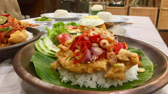 Ilustrasi Ayam Geprek Cabe Ijo. Foto: Mela Nurhidayati/kumparan