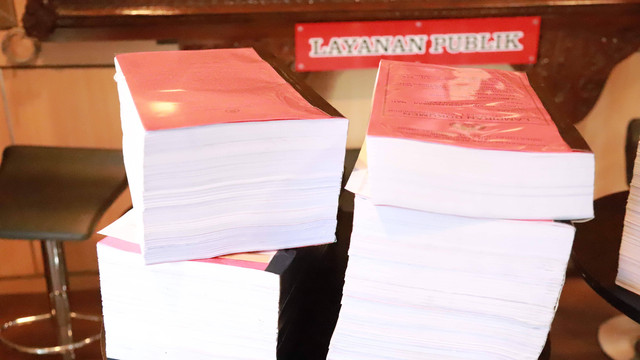 Berkas penyidikan terhadap tersangka kasus tragedi Kanjuruhan Malang ke Kejaksaan Tinggi (Kejati) Jawa Timur, Selasa (25/10/2022). Foto: Farusma/kumparan