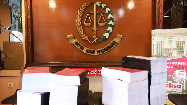 Berkas penyidikan terhadap tersangka kasus tragedi Kanjuruhan Malang ke Kejaksaan Tinggi (Kejati) Jawa Timur, Selasa (25/10/2022). Foto: Farusma/kumparan