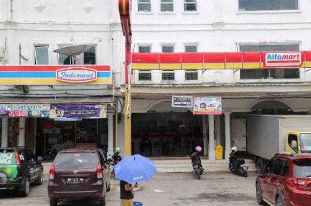Lokasi Indomaret dan Alfamart berdekatan. Foto: Istimewa