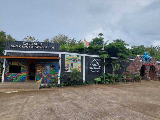 Tampak depan wisata bajak laut 2 dan cafe (dokumentasi pribadi)