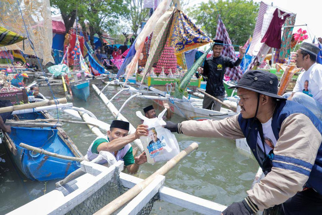 Komunitas Nelayan Pesisir pendukung Ganjar ikut ambil bagian dalam Tradisi Maudu' Lompoa yang diselenggarakan masyarakat di Desa Cikoang, Kabupaten Takalar, Sulawesi Selatan, Selasa (25/10/22). Foto: Dok. Istimewa