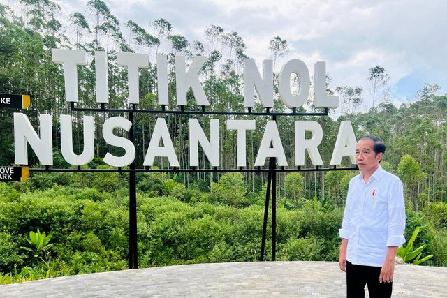 Presiden Joko Widodo meninjau pembangunan infrastruktur kawasan Ibu Kota Nusantara (IKN), di Kabupaten Penajam Paser Utara, Provinsi Kalimantan Timur, pada Selasa (25/10/2022). Foto: Laily Rachev/Biro Pers Sekretariat Presiden