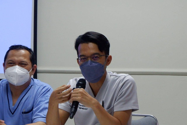 Dokter Spesialis Anak RSUP Dr Sardjito dr. Kristia Hermawan M.Kes. Sp.A  menjelaskan belasan anak gagal ginjal akut di Sardjito tak memiliki riwayat konsumsi obat sirop ber-EG dan DEG yang dirilis BPOM, Selasa (25/10). Foto: Arfiansyah Panji Purnandaru/kumparan
