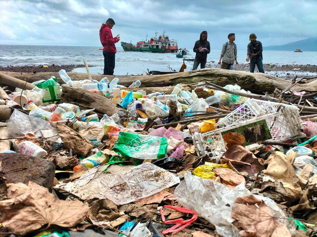 Sampah yang menumpuk di perairan Kampung Makasar, Ternate. Foto: Dokumentasi Samurai Maluku Utara dan Ekspedisi Sungai Nusantara untuk cermat.