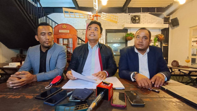 Pengacara PT Universal Pharmaceutical Industries saat memberikan keterangan pers mengenai 3 obat sirup produksinya, yang ditarik pemerintah. Foto: Dok. Istimewa