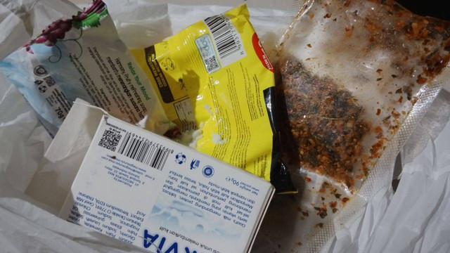 Beberapa contoh limbah produk rumah tangga dan sisa makanan yang dibuang. (foto oleh Penulis)