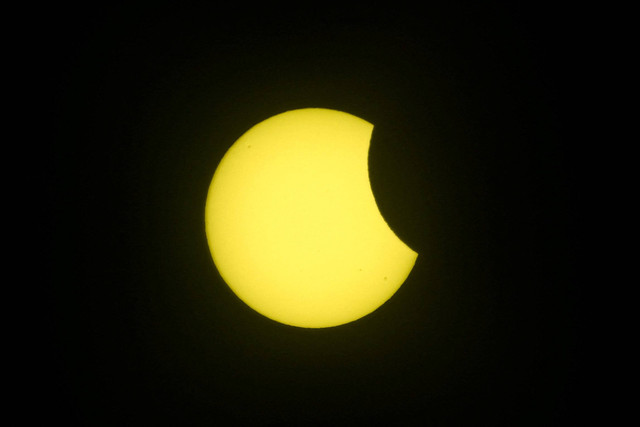 Pemandangan gerhana matahari sebagian, di Dubai, Uni Emirat Arab, Selasa (25/10/2022).  Foto: Amr Alfiky/Reuters