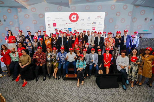 CEO Airasia, Tony Fernandes bersama pengusaha hotel se-Asia Tenggara saat launching Airasia Hotels di The Linc, Kuala Lumpur, Malaysia.  Foto: Rini Friastuti/kumparan