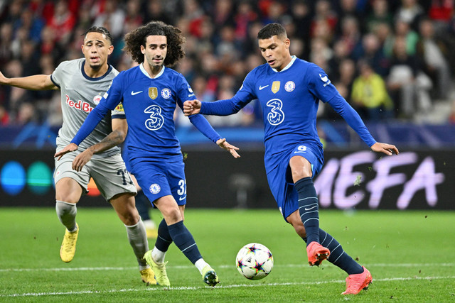 Pemain Chelsea Thiago Silva membawa bola saat melawan FC Salzburg pada pertandingan Grup E Liga Champions di Red Bull Arena Salzburg, Salzburg, Austria. Foto: Joe Klamar/AFP