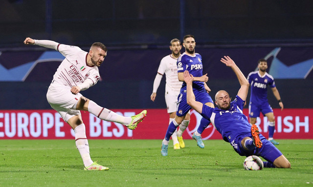 Pemain AC Milan Ante Rebic menendang bola ke arah gawang Dinamo Zagreb pada pertandingan Grup E Liga Champions di Stadion Maksimir, Zagreb, Kroasia. Foto: Antonio Bronic/REUTERS