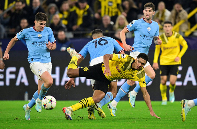Pemain Manchester City Rodri berebut bola dengan pemain Borussia Dortmund Jude Bellingham pada pertandingan Grup G Liga Champions di Signal Iduna Park, Dortmund, Jerman. Foto: Sascha Schuermann / AFP
