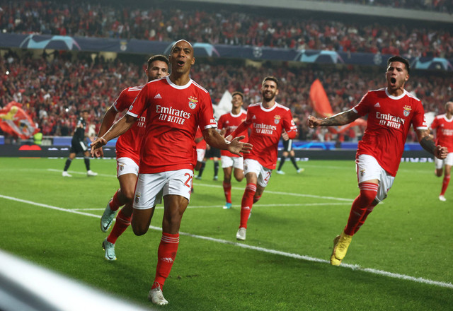 Selebrasi pemain Benfica usai mencetak gol ke gawangJuventus pada pertandingan Grup H Liga Champions di Estadio da Luz, Lisbon, Portugal. Foto: Pedro Nunes/REUTERS